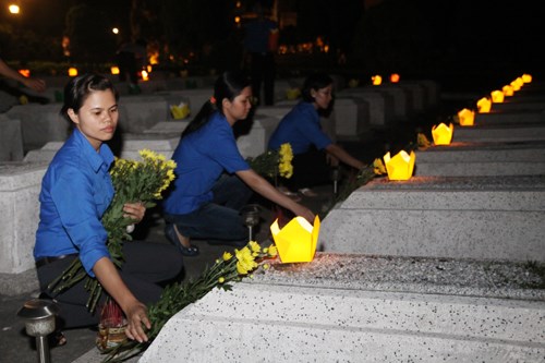 Dâng hoa, thắp hương tưởng nhớ liệt sĩ ở Nghĩa trang liệt sĩ Đà Nẵng - Ảnh: Nguyễn Tú