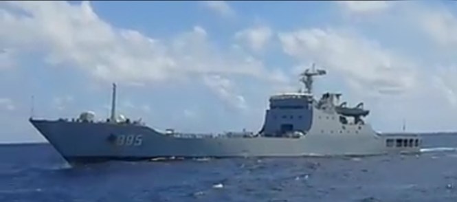 Tàu quân sự Trung Quốc đang ép sát tàu tiếp tế của Việt Nam - Ảnh: Công ty Bảo đảm an toàn hàng hải Biển Đông và Hải đảo cung cấp