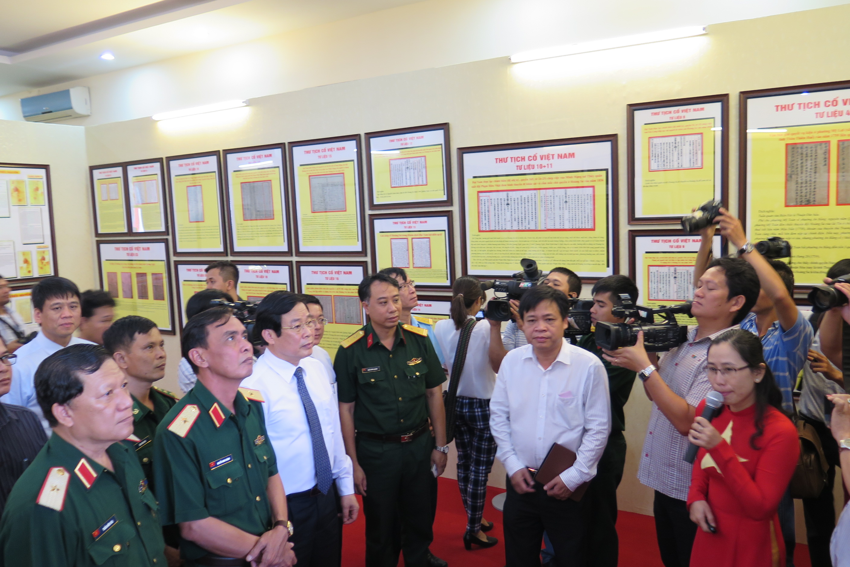 Bộ trưởng Nguyễn Bắc Son (hàng đầu, thứ ba từ trái sang) dự triển lãm - Ảnh: Trung Hiếu
