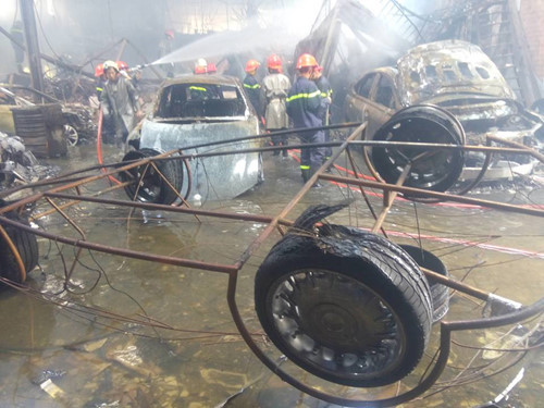 Vụ cháy đã khiến nhiều xe siêu sang bị cháy rụi - Ảnh: Đức Tiến
