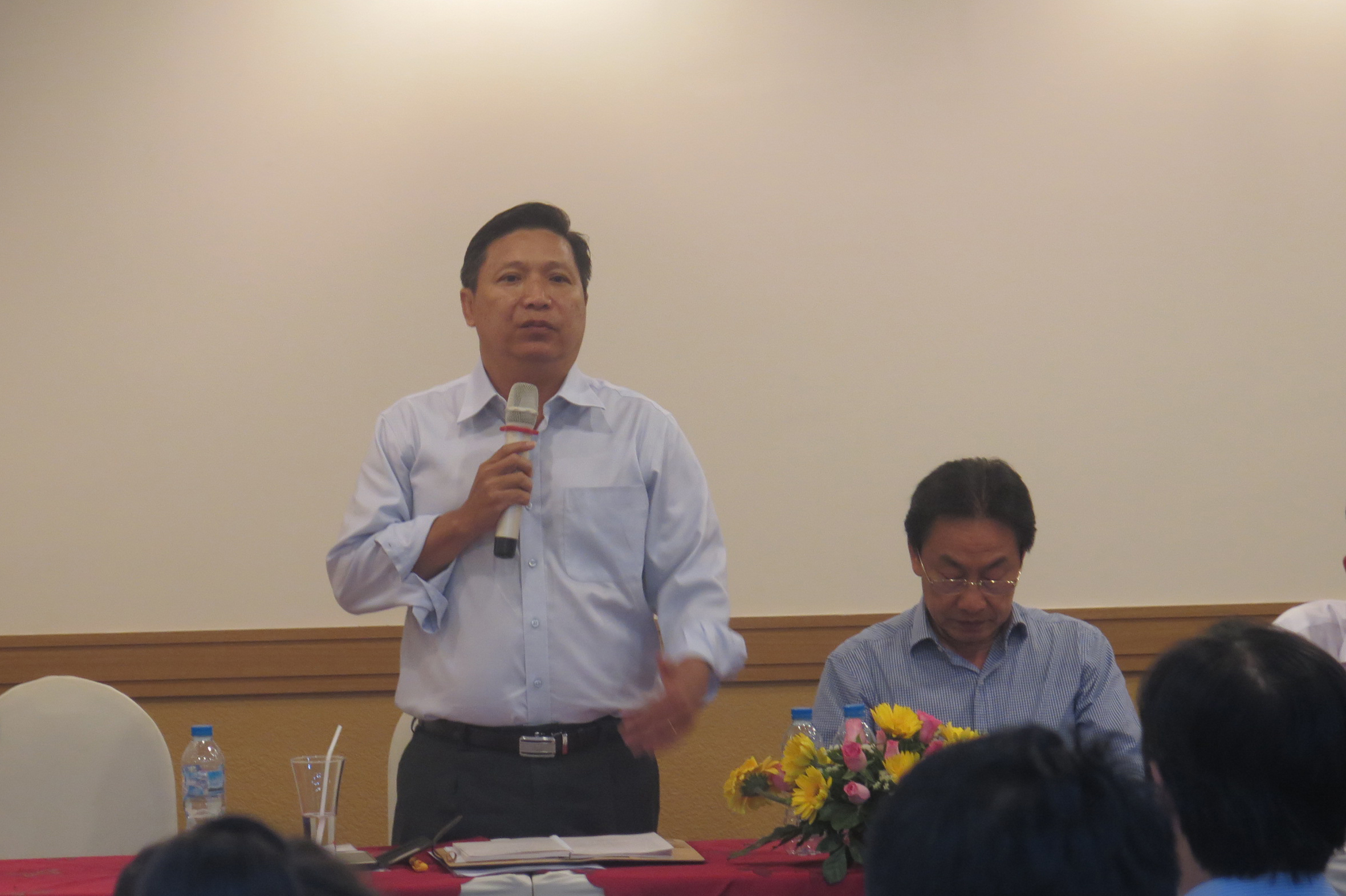 Ông Lê Hoàng Minh (đứng) cùng với Phó giám đốc Sở Du lịch Lã Quốc Khánh chủ trì cuộc họp - Ảnh: Trung Hiếu