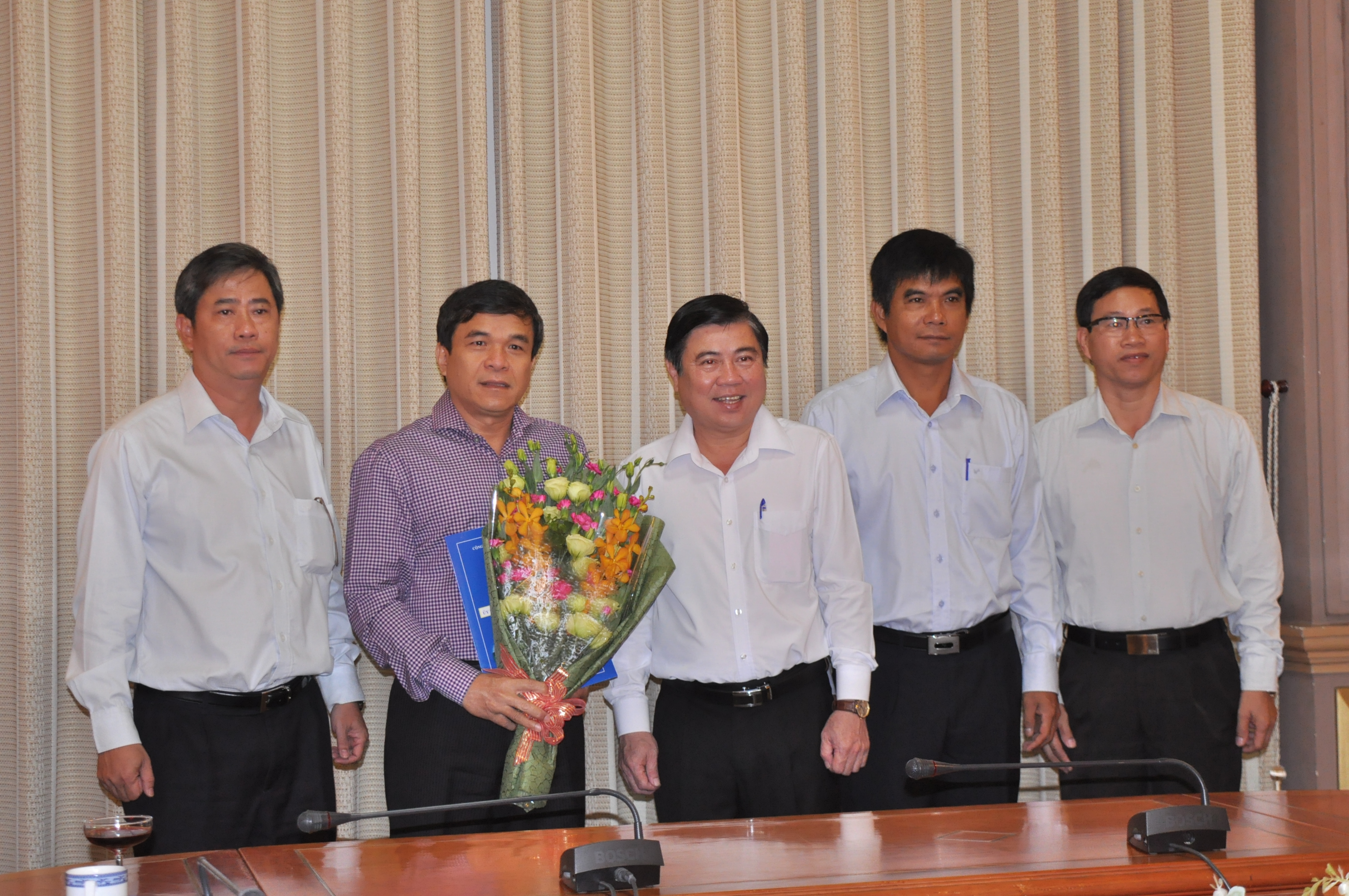 Ông Nguyễn Quý Hòa (thứ 2 từ trái sang) được điều động làm Phó ban Tuyên giáo TP - Ảnh: Đình Quân