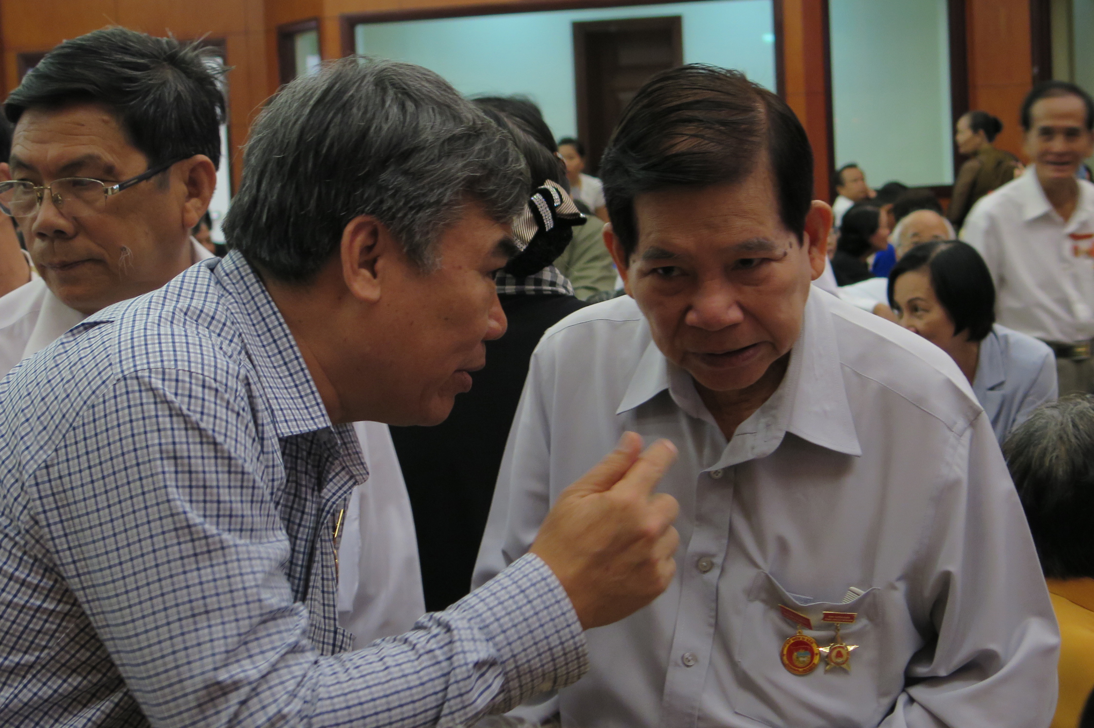 Nguyên Chủ tịch nước Nguyễn Minh Triết (phải) trò chuyện với đại biểu tại lễ kỷ niệm - Ảnh: Trung Hiếu