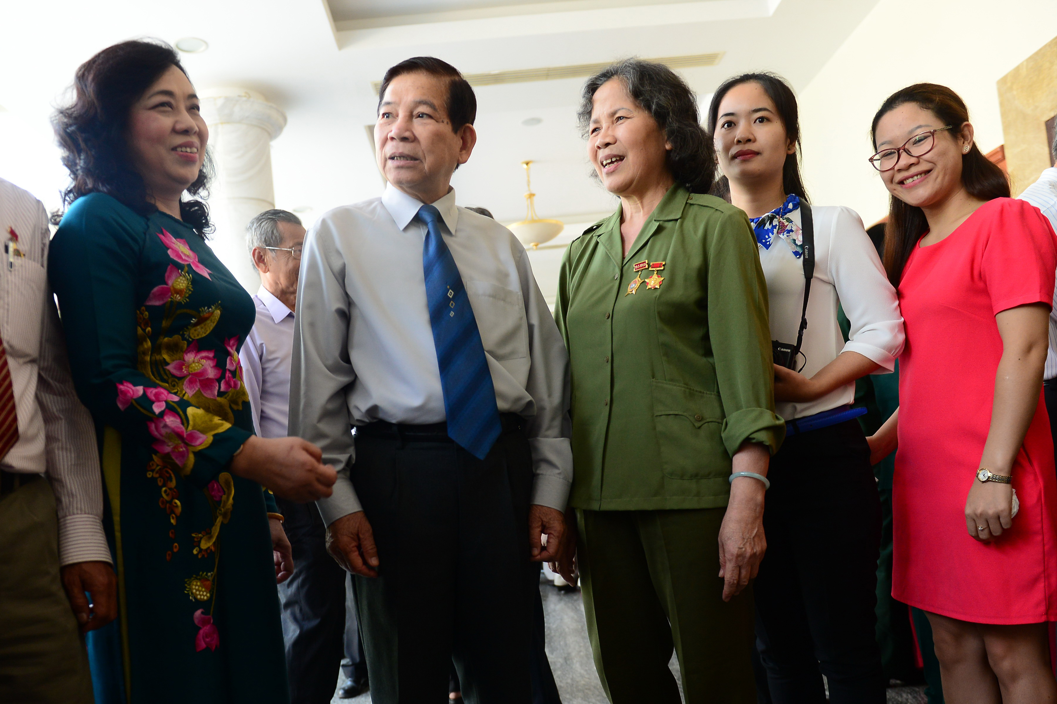 Nguyên Chủ tịch nước Nguyễn Minh Triết trò chuyện với đại biểu, cựu TNXP tham dự hội nghị - Ảnh: Đình Quân