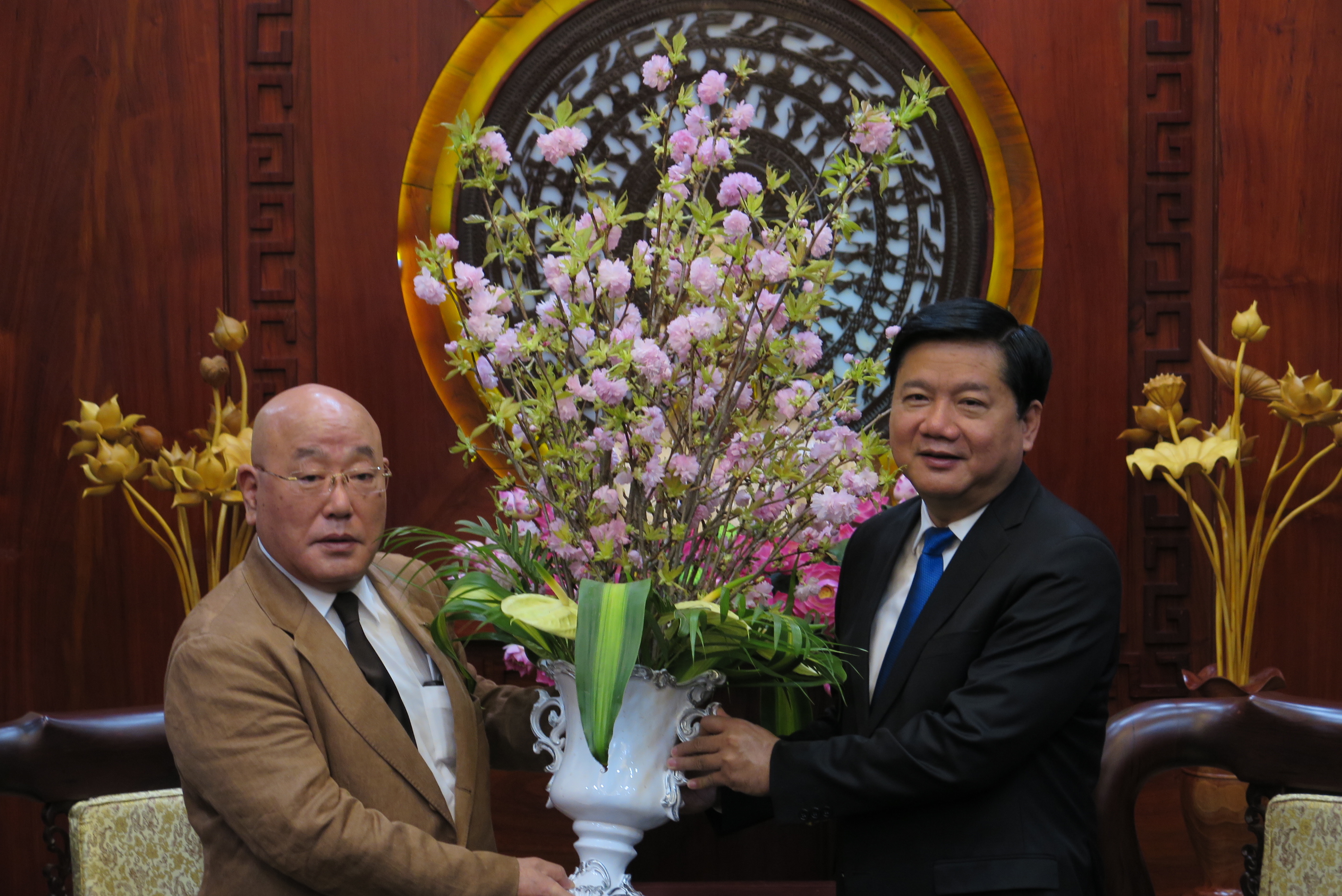 Ông Iijima Isao tặng Bí thư Đinh La Thăng lẵng hoa anh đào đưa từ Nhật Bản - Ảnh: Trung Hiếu