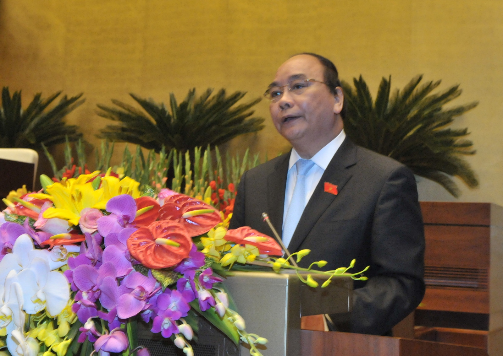 Phó thủ tướng Nguyễn Xuân Phúc trình bày báo cáo của Chính phủ - Ảnh : Ngọc Thắng