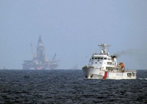 Tàu Trung Quốc bảo vệ giàn khoan Hải Dương-981 hạ đặt trái phép trong vùng biển Việt Nam hồi tháng 5.2014 - Ảnh: Độc Lập