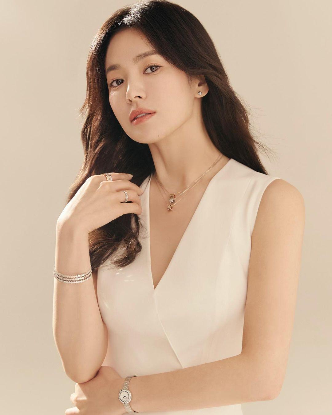 Từ trang phục đến phụ kiện đều đẹp xuất sắc, Song Hye Kyo đang đóng phim  hay diễn thời trang?