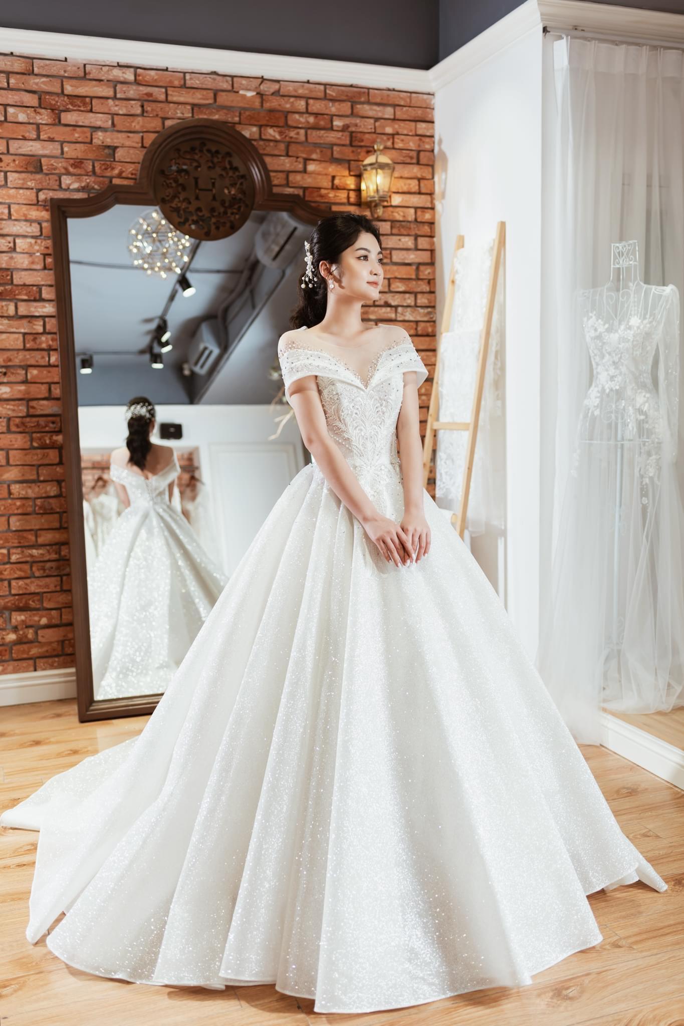 Cách chọn váy cưới mùa đông cho phụ dâu nhí - oahdesign.com