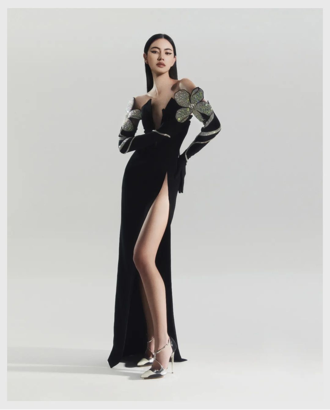 Hoa hậu Đặng Thu Thảo diện váy bó sát khoe dáng đẹp hút hồn