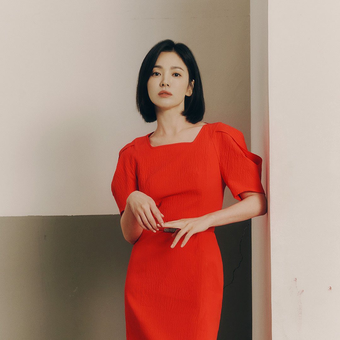 Song Hye Kyo giờ chỉ đam mê một mốt váy kéo chân dài