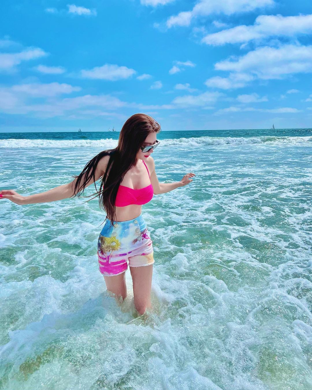 Gái xinh đeo kính mặc bikini - Sự kết hợp độc đáo giữa trí tuệ và quyến rũ