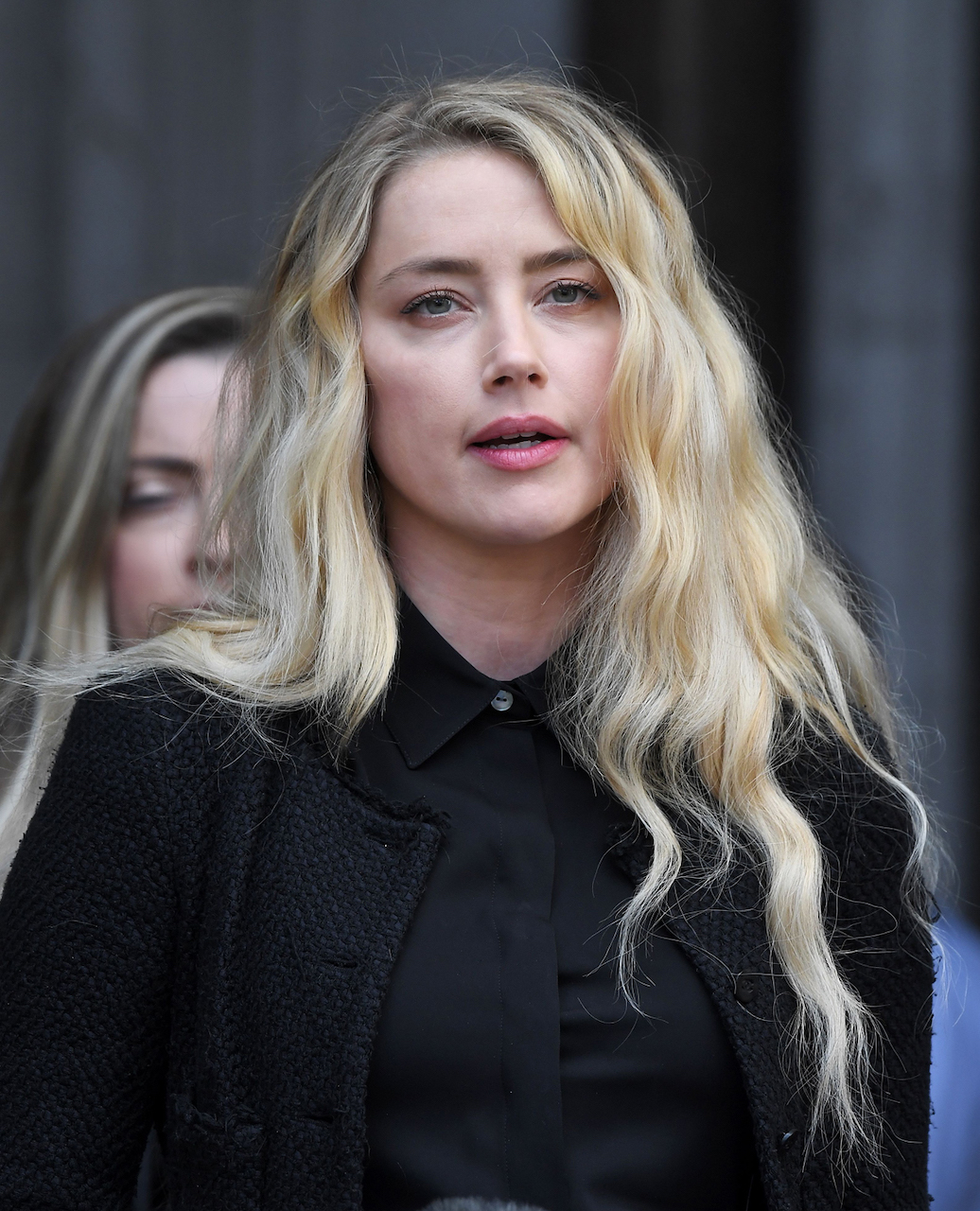 As pessoas adoram bajular homens poderosos“, diz Amber Heard em depoimento  final