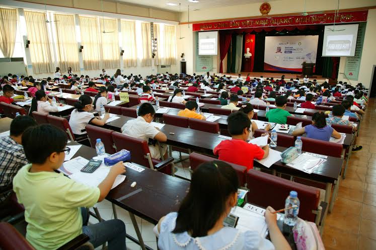 Học sinh thử sức với bài thi toán, khoa học bằng tiếng Anh