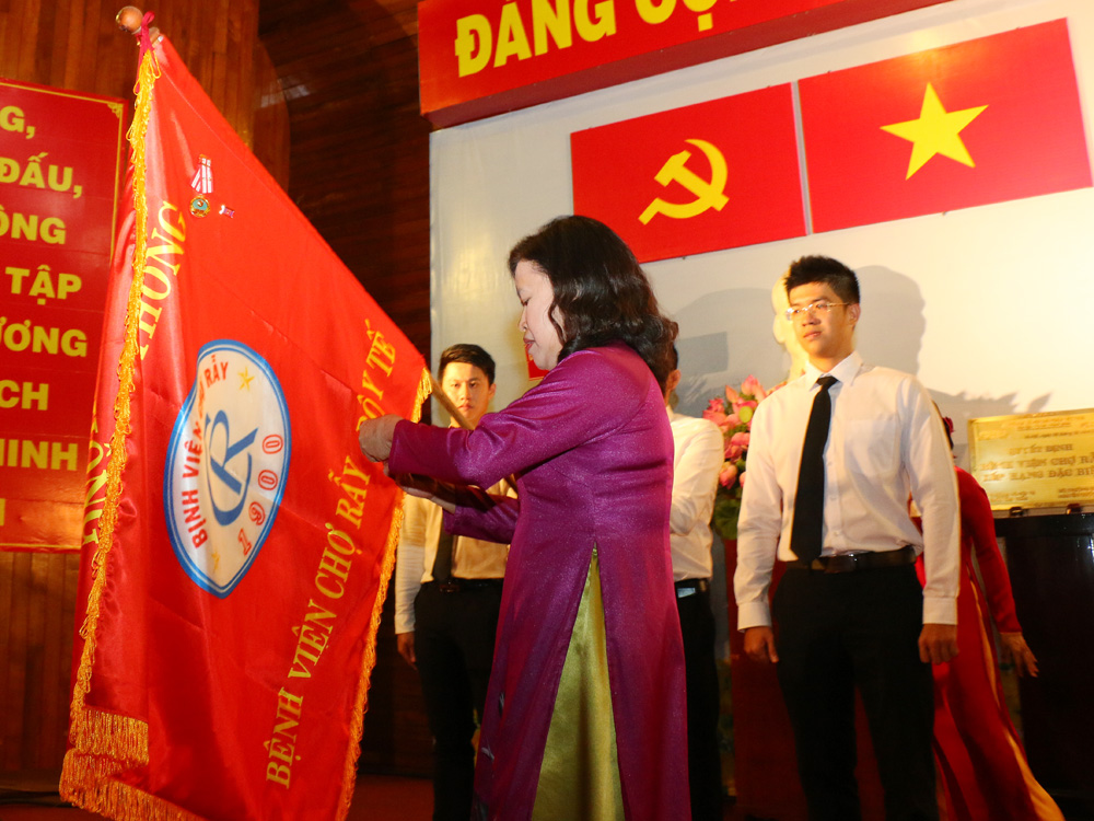 Thứ trưởng Bộ Y tế Nguyễn Thị Xuyên trao Huân chương lao động hạnh Nhất (lần thứ 2) cho Bệnh viện Chợ Rẫy trong lễ kỷ niệm 115 năm thành lập - Ảnh: Nguyên Mi