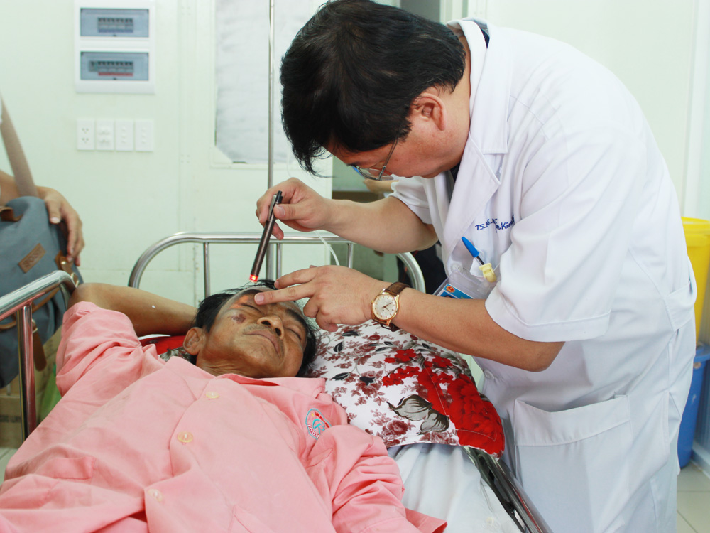 Ông Huỳnh Văn Nén được điều trị tại Bệnh viện Chợ Rẫy - Ảnh: Nguyên Mi