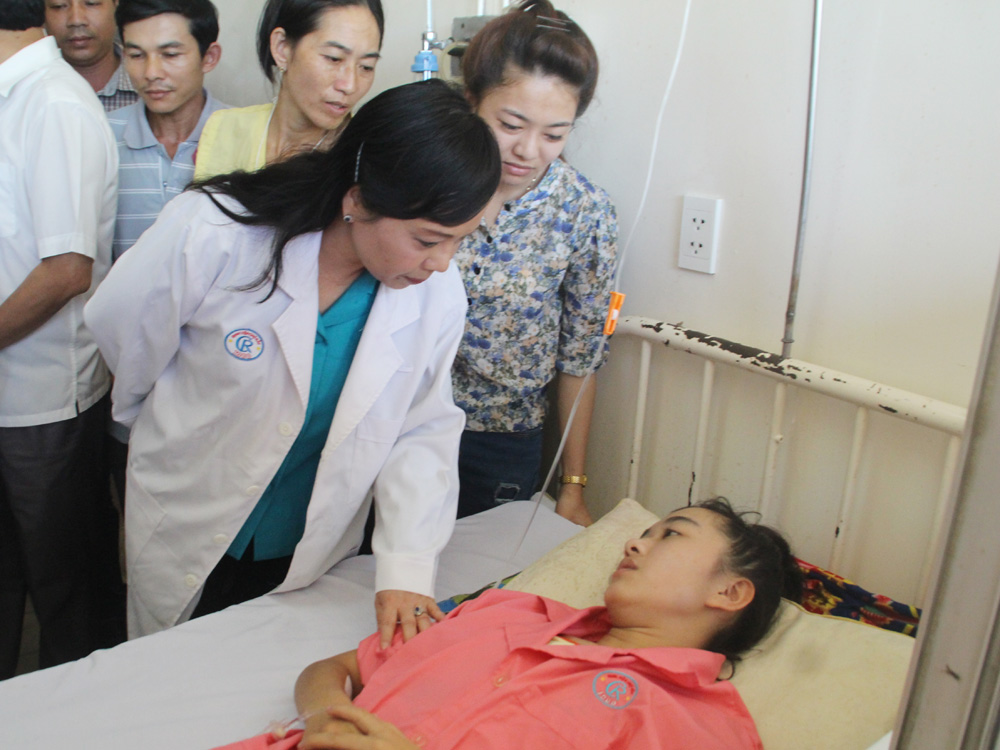 Bộ trưởng Bộ Y tế Nguyễn Thị Kim Tiến thăm nữ sinh bị cưa chân - Ảnh: Nguyên Mi