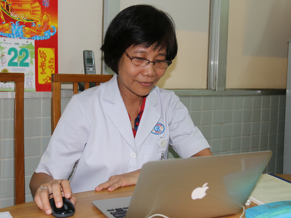Tiến sĩ - bác sĩ Dư Thị Ngọc Thu làm việc tại phòng Đơn vị Điều phối ghép các bộ phận cơ thể người tại Bệnh viện Chợ Rẫy (TP.HCM) - Ảnh: Nguyên Mi