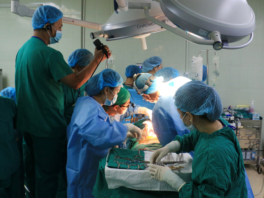 Các bác sĩ thực hiện phẫu thuật ghép gan cho bệnh nhân - Ảnh: Bệnh viện Chợ Rẫy cung cấp