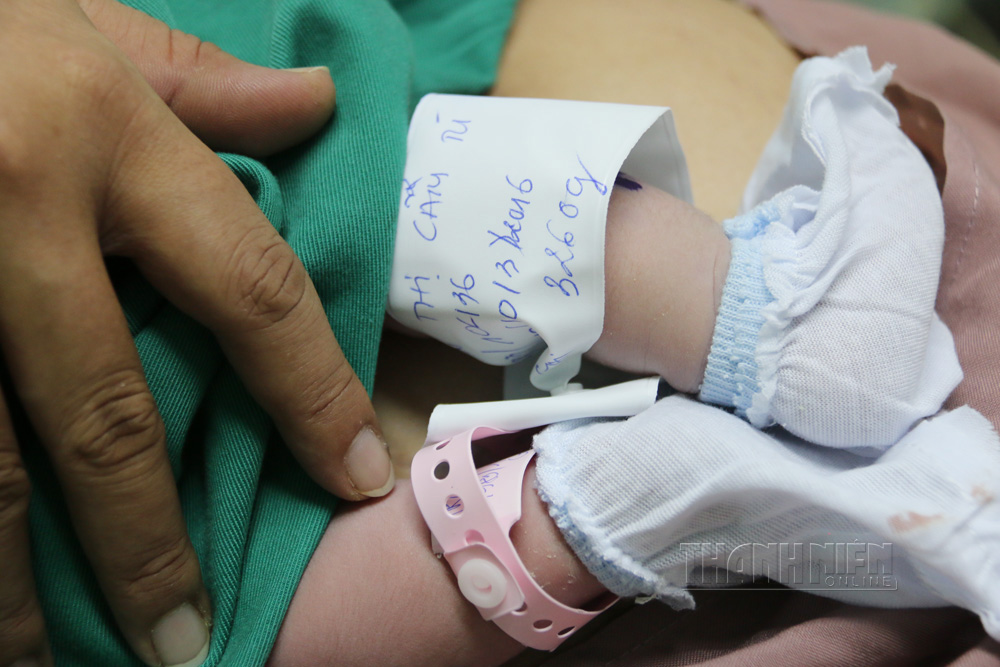 Em bé được bệnh viện cho đeo cả hai vòng thông tin của cả mẹ và bé