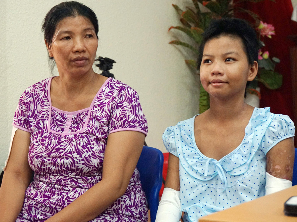 Bé Linh và bà Duy nghe bác sĩ dặn dò khi xuất viện - Ảnh: Độc Lập