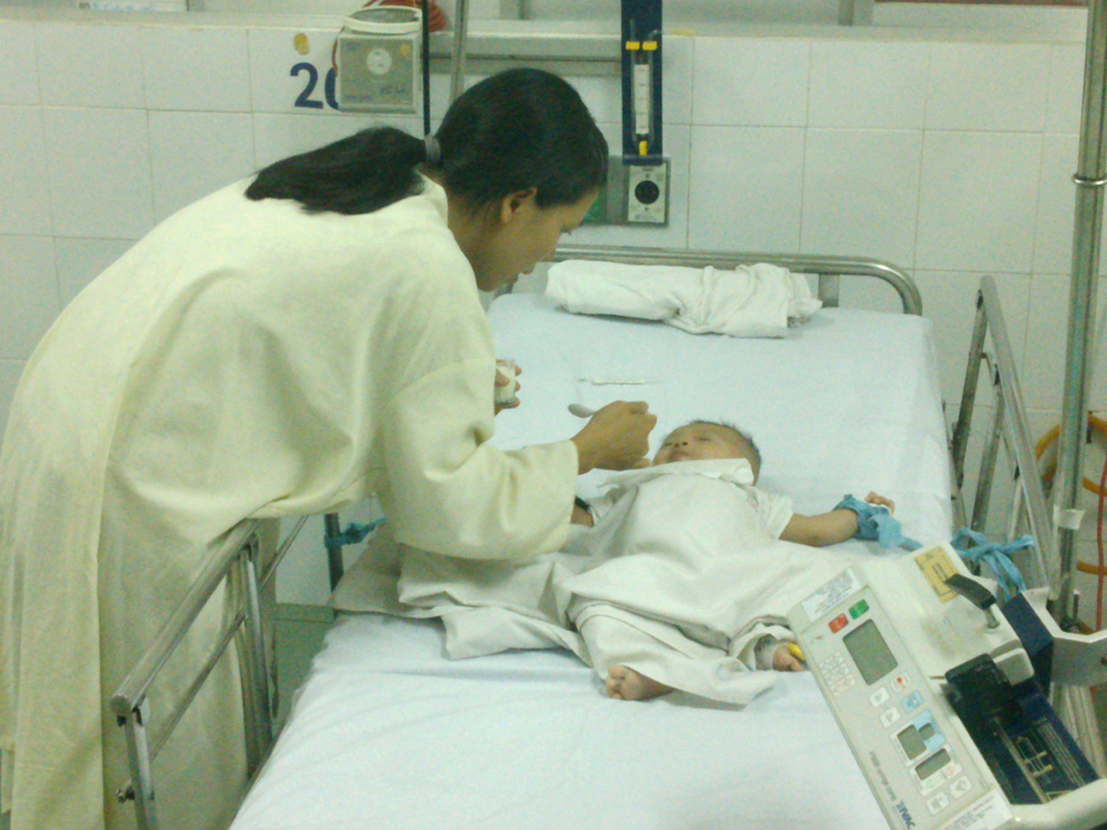 Bé Phát đang được mẹ chăm sóc tại Khoa Hồi sức tích cực - Chống độc, Bệnh viện Nhi đồng 1 - Ảnh: Nguyên Mi