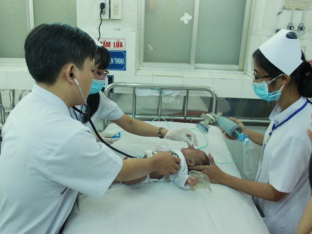 Bé sơ sinh bị bệnh hô hấp được chăm sóc tại Bệnh viện Nhi đồng 1 - Ảnh: Nguyên Mi