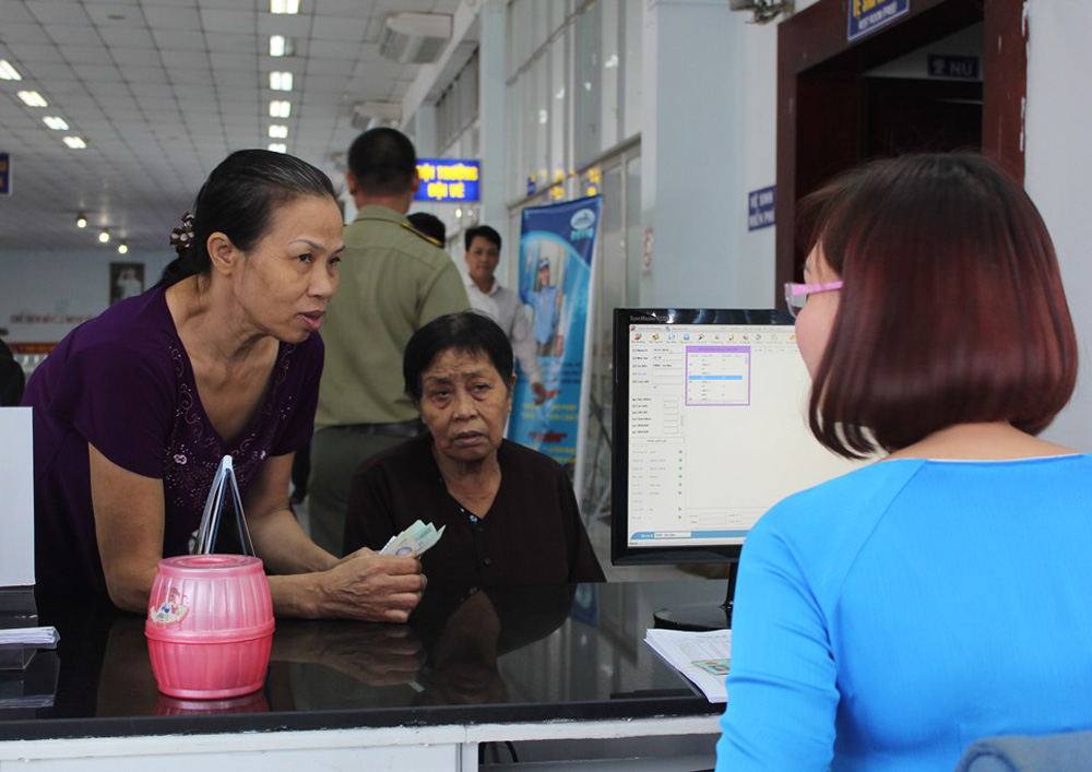 Hành khách mua vé tàu Tết tại Ga Sài Gòn - Ảnh: Phạm Hữu