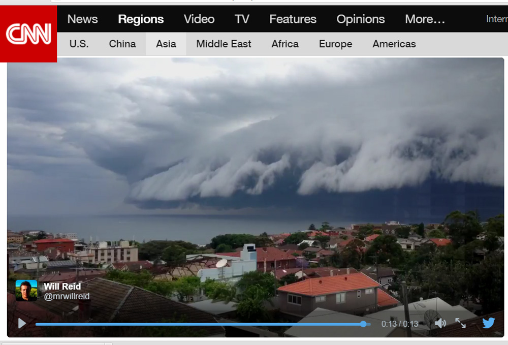 Đám "mây thần" cuồn cuộn trên bầu trời - Ảnh: cắt từ video clip được phát trên CNN