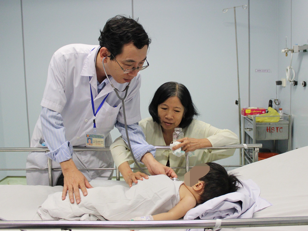 Bệnh nhi được cấp cứu hồi sức tích cực tại Bệnh viện Nhi đồng 1 - Ảnh: Nguyên Mi