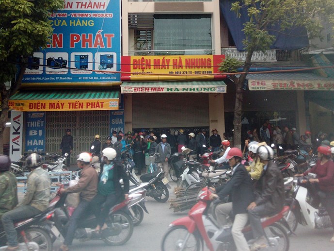 Vụ gia đình 4 người tử vong trong cửa hàng điện máy Hà Nhung khiến người dân Thanh Hóa bàng hoàng - Ảnh: Ngọc Minh