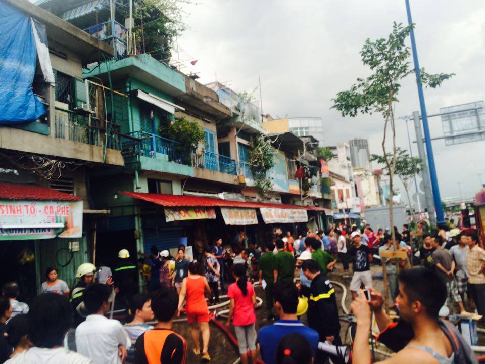 Nhiều ngôi nhà bị ảnh hưởng vì vụ cháy - Ảnh: Phạm Hữu