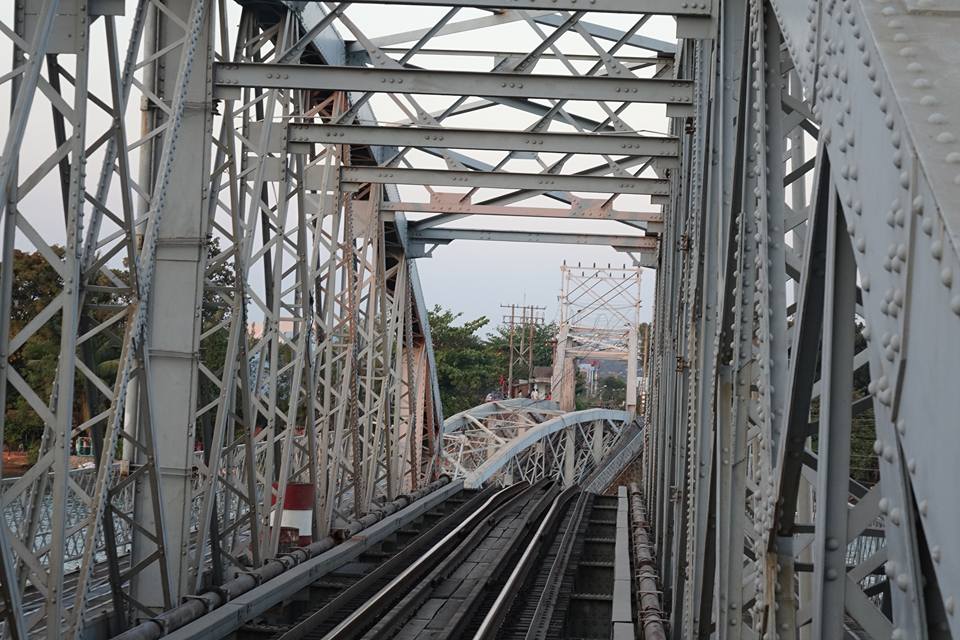 Tai nạn tại Cầu Ghềnh đã khiến hệ thống đường sắt bắc - nam bị ảnh hưởng nghiêm trọng - Ảnh: Bạch Dương