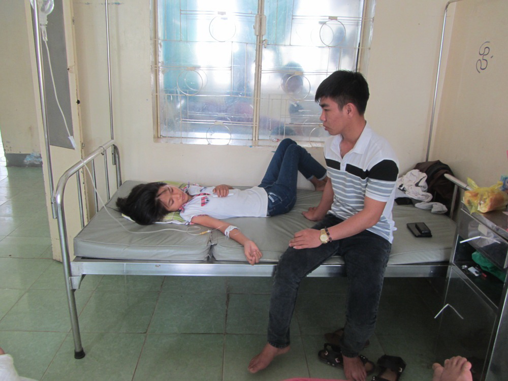Nữ sinh P.H đang nằm điều trị tại bệnh viện - Ảnh: Thiện Nh&acirc;n