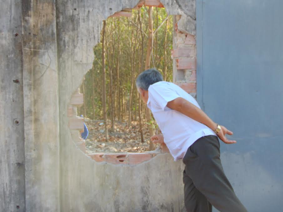Học viên cai nghiện đập thủng tường để thoát ra ngoài - Ảnh: Nguyễn Long