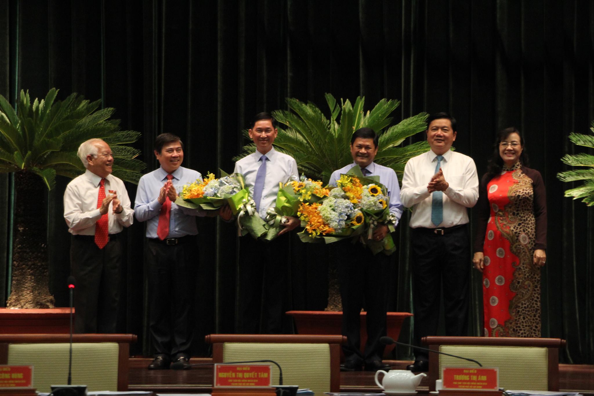 Ông Trần Vĩnh Tuyến và ông Huỳnh Cách Mạng (cầm hoa) vừa được bầu làm Phó chủ tịch UBND TP.HCM - Ảnh: Trung Hiếu