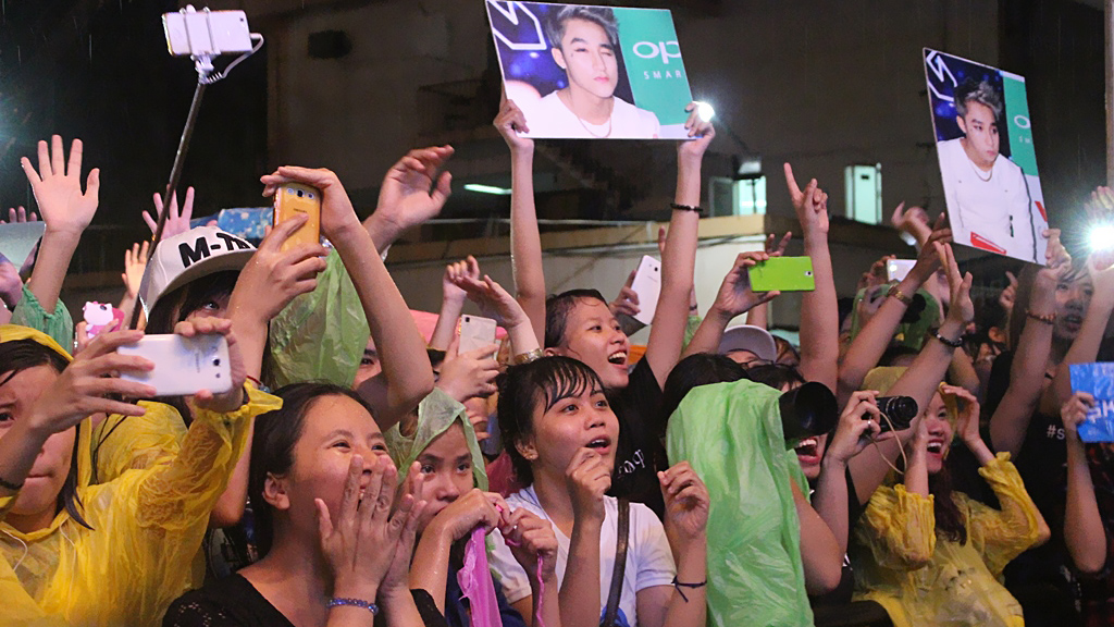 Hàng ngàn khán giả đội mưa xem Sơn Tùng M-TP biểu diễn