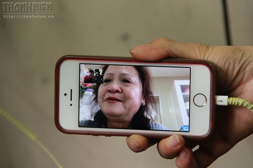 Bà Nguyễn Thị Mai Hạnh khóc khi kể lại giây phút nhận kết quả ADN - Ảnh: Lê Nam