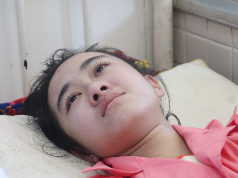 Nữ sinh Lê Thị Hà Vi bật khóc khi nói chuyện cùng Bộ trưởng y tế - Ảnh: Viên An