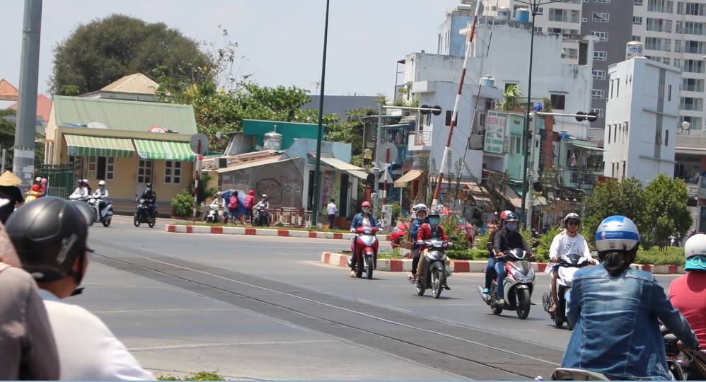 Một gác chắn ở Sài Gòn bỗng rãnh rang hơn mọi ngày sau sự cố sập cầu Ghềnh - Ảnh: Vũ Phượng