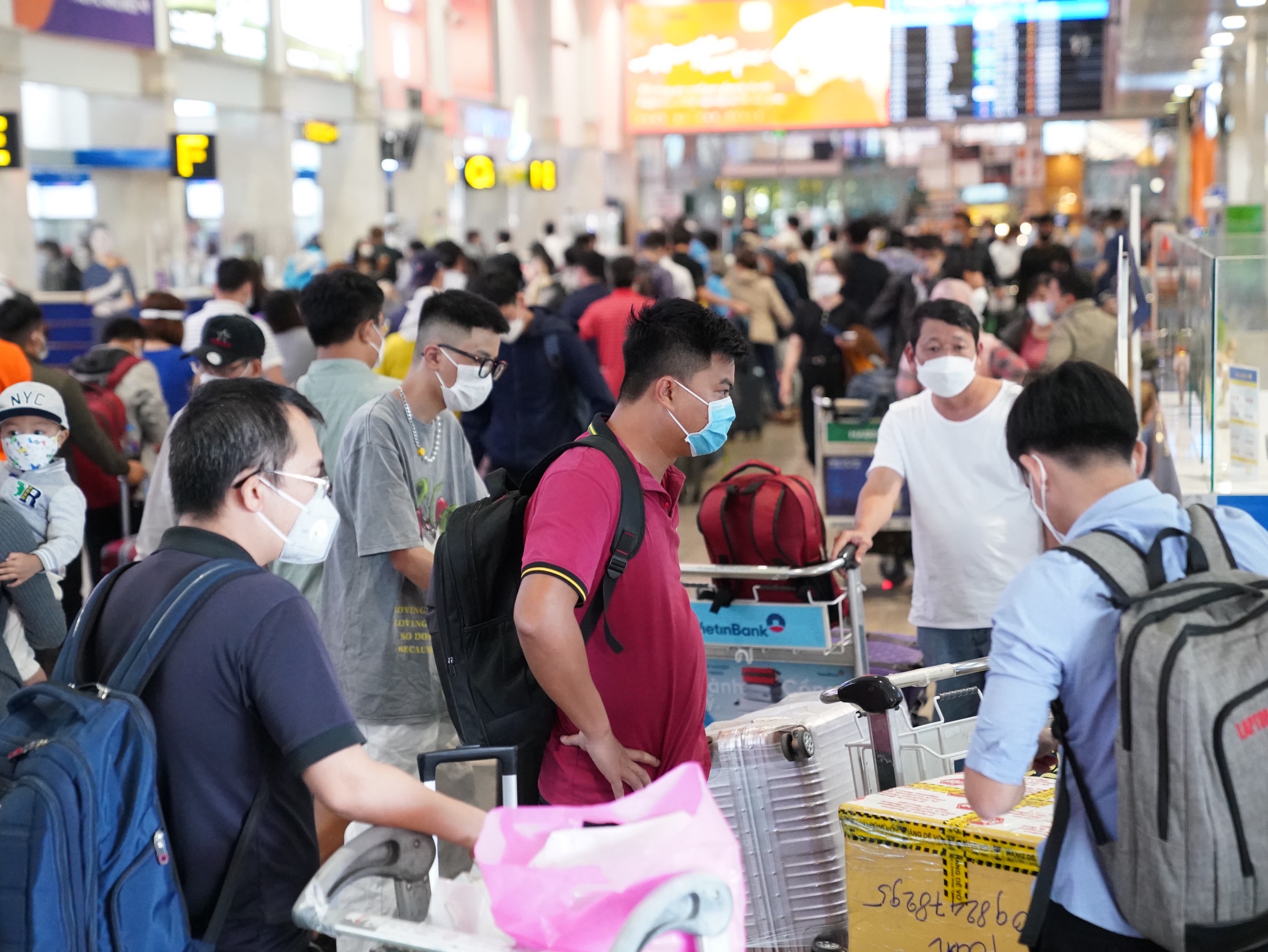 20 tháng Chạp, sân bay Tân Sơn Nhất 'đông không tưởng' người về quê ăn Tết