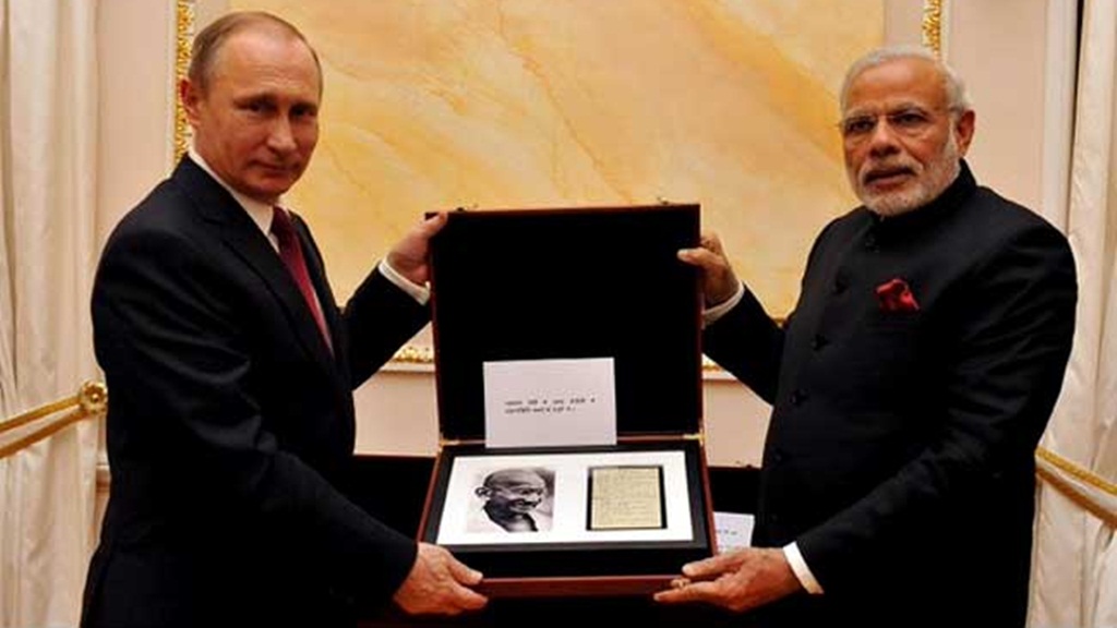 Tổng thống Putin (trái) tặng một trang viết tay trong nhật ký của lãnh tụ Mahatma Gandhi cho Thủ tướng Modi - Ảnh: Twitter của ông Modi