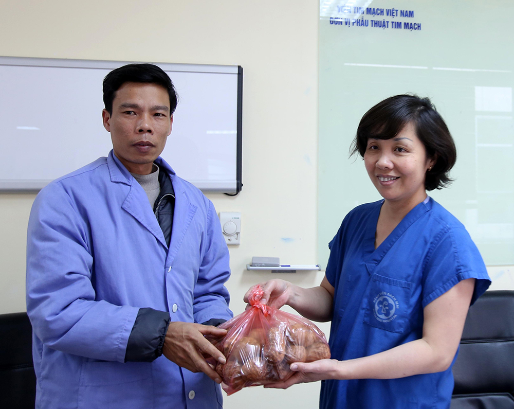 Anh Nguyễn Văn Tưởng với mòn quà quê mộc mạc tặng các bác sĩ, điều dưỡng ở khoa C8 - Bệnh viện Bạch Mai