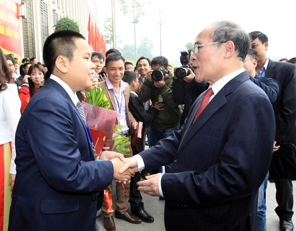 Chủ tịch Quốc hội Nguyễn Sinh Hùng bắt tay, trò chuyện cùng Đỗ Nhật Nam