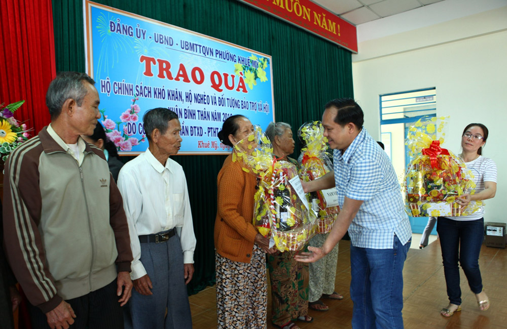 Công ty CP Đầu tư xây dựng và Phát triển hạ tầng Nam Việt Á trao quà Tết cho các gia đình chính sách, hộ nghèo ngày 30.1