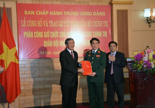 Thường trực Ban Bí thư Đinh Thế Huynh trao Quyết định cho thượng tướng Lương Cường