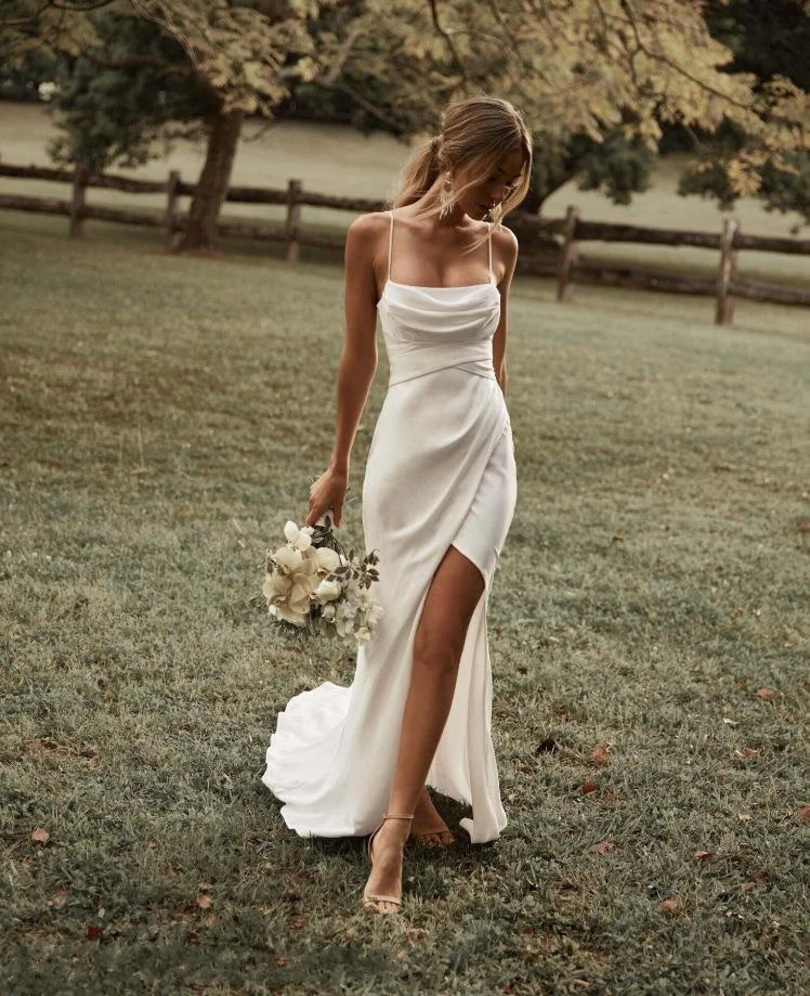 Thanh lịch, lãng mạn - váy cưới đơn giản được lòng các nàng dâu mùa cưới  2022