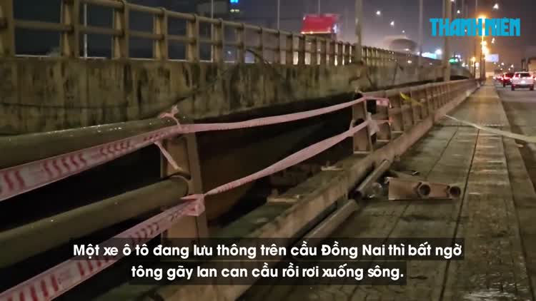 Xe ô tô 4 chỗ tông gãy lan can cầu Đồng Nai, rơi xuống sông