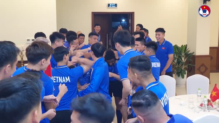 HLV Kim Sang-sik chào mừng Xuân Son, Văn Vĩ và Văn Toàn hội quân cùng đội tuyển dự AFF Cup