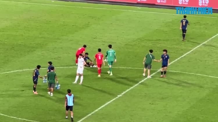 Cầu thủ Thái gục ngã sau trận chung kết, U.22 Việt Nam an ủi